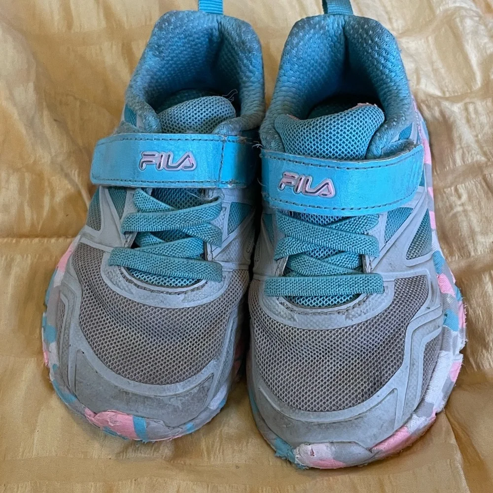 Fila Little Girls‎ Tennis shoes Sneakers Velcro closure size 8